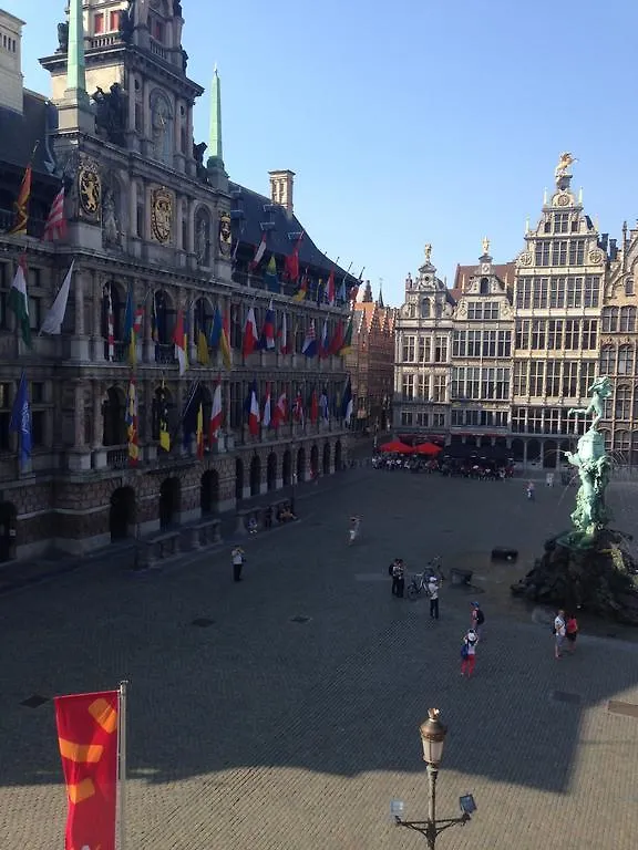 Dirk Suites Antwerp 0*,